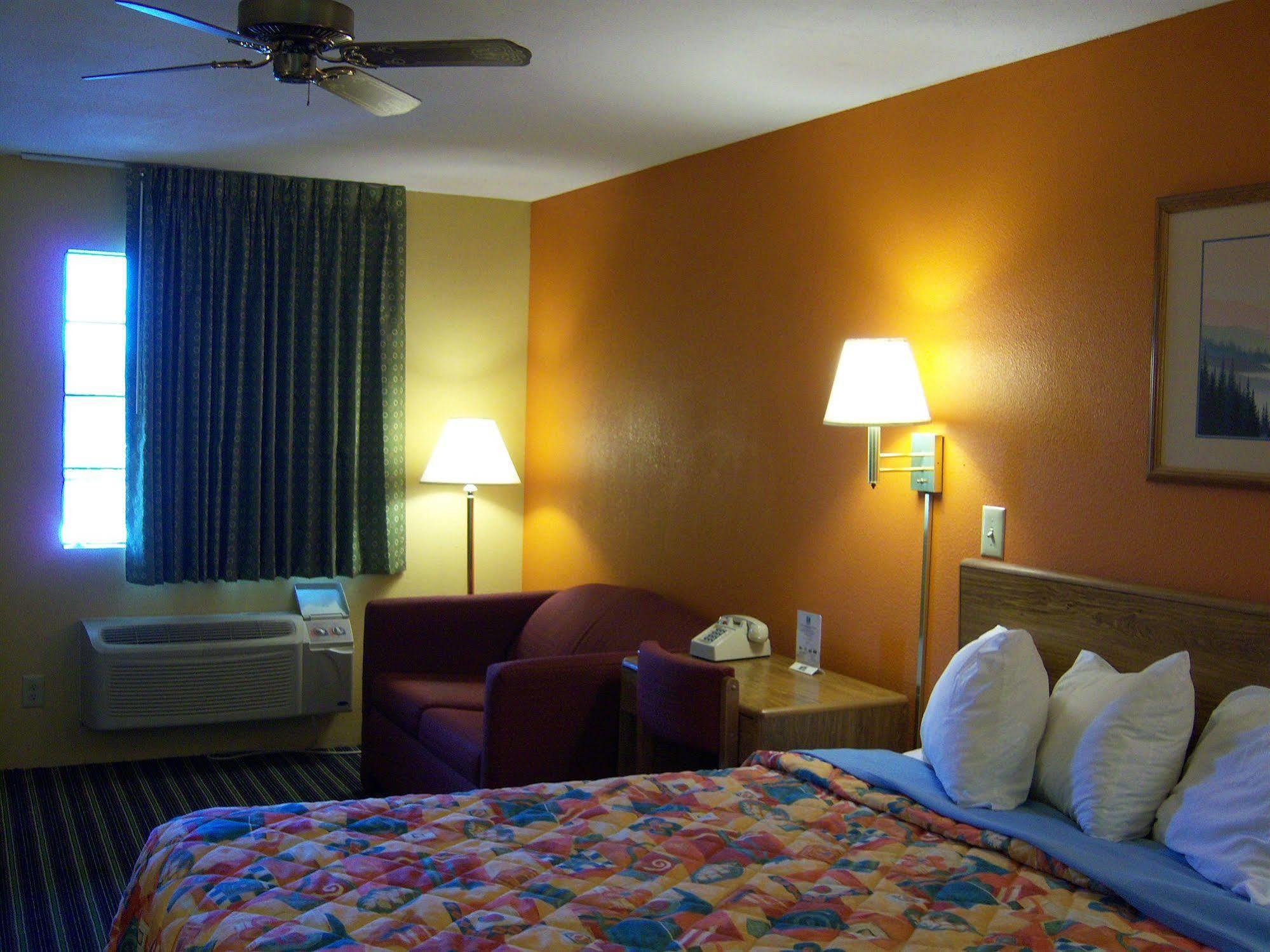 Days Inn Гантерсвилл Экстерьер фото